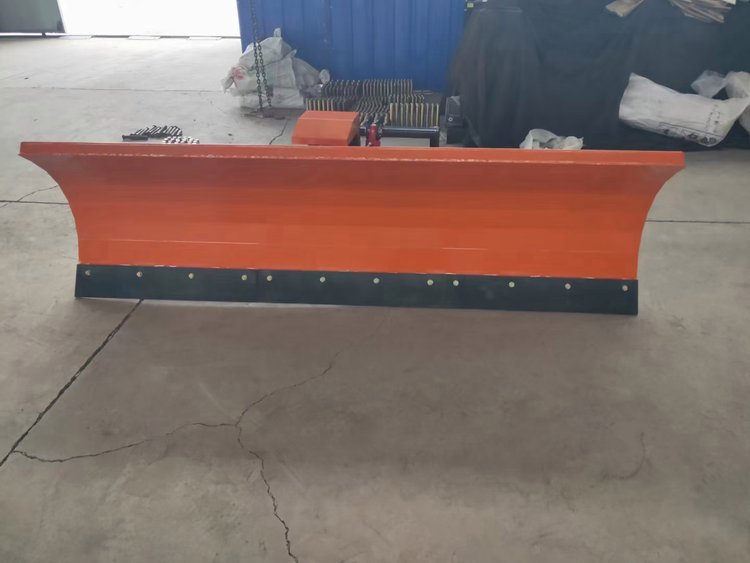 国六大通皮卡除雪车 前置2.3米除雪车后置1方不锈钢融雪撒布机图片3